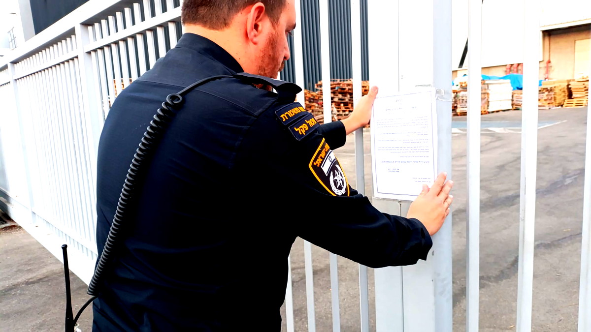 منطقة المركز: إغلاق مصنع أحذية 15 يومًا بتهمة توظيف أربعة مقيمين غير قانونيين