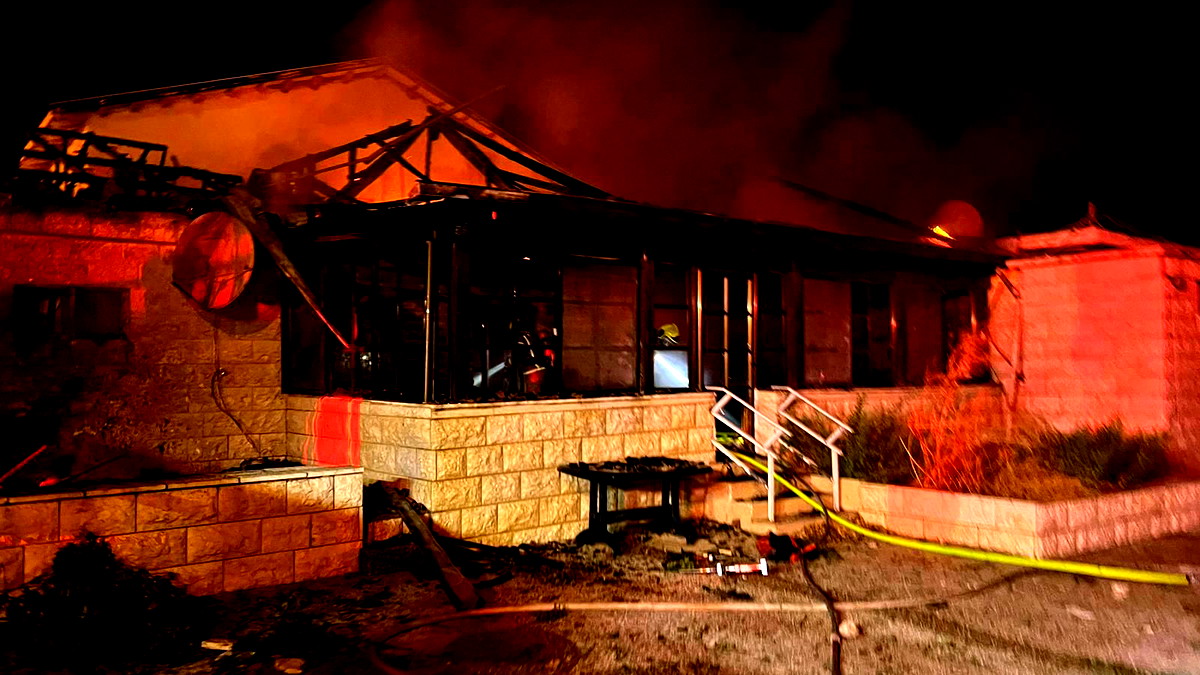 إخماد حريق هائل اندلع داخل منزل في كريات شمونة اللّيلة الماضية عقب سقوط قذيفة صاروخية أطلقت من الجنوب اللّبناني