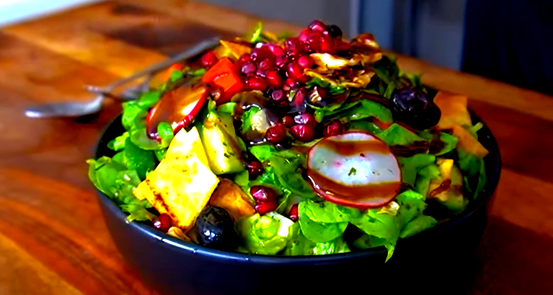 سلطة الفتوش بمكوناتها الطازجة من أكثر المقبلات العربية لذةً على سفرتك  