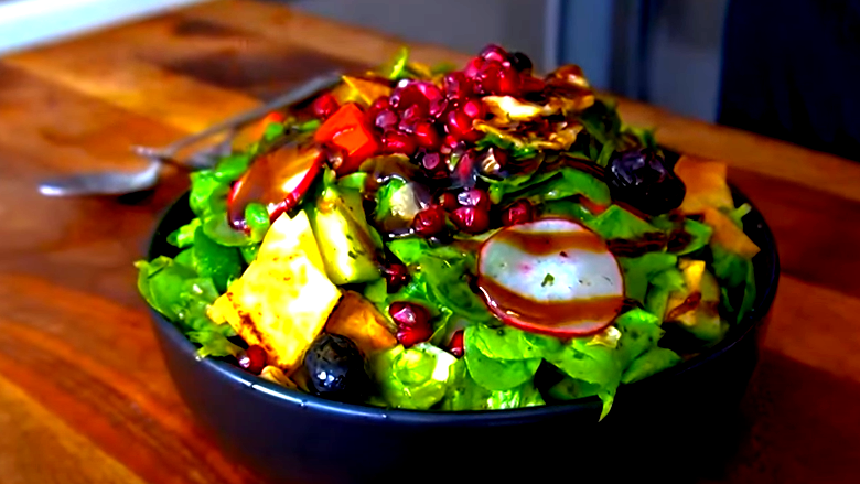 سلطة الفتوش بمكوناتها الطازجة من أكثر المقبلات العربية لذةً على سفرتك 