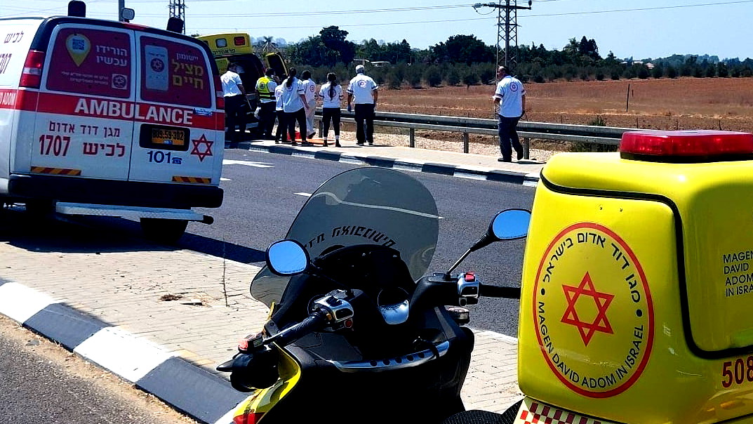 اصابة سائق دراجة نارية (20 عاما) بجراح خطيرة بحادث طرق قرب مفرق هموفيل