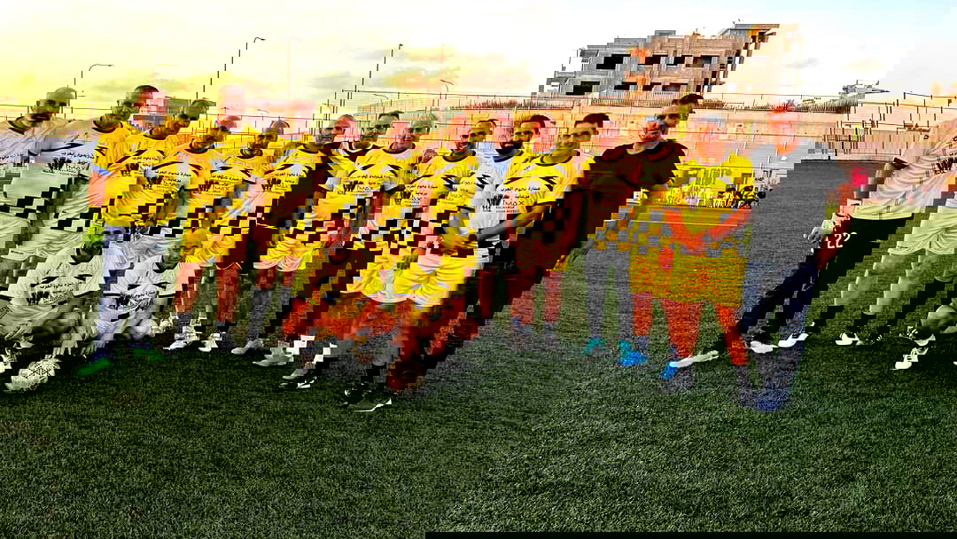 تحت شعار :"نعم للمحبة والتسامح ولا للعنف".. مباراة بين فريق نجوم العرب القدامى ونجوم الرينة القدامى