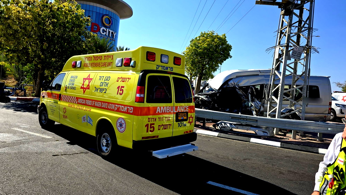 منطقة القدس: ثمانية مصابين من جرّاء اصطدام حافلة تقل فلسطينيين بعمود في معاليه أدوميم... شاب (30 عامًا) بحالة خطيرة