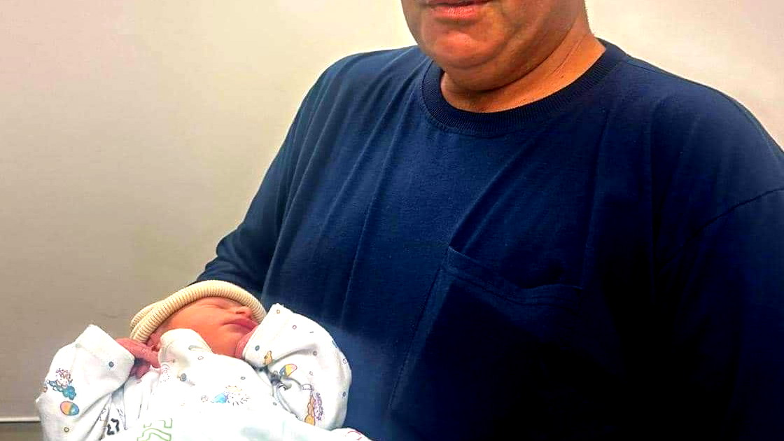 فرحة في أم الفحم: بعد 18 عامًا من الانتظار، علي وأريج جوابرة يرزقان بمولودتهما البكر "حلا"