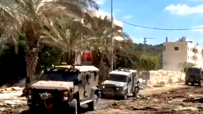 الجيش الإسرائيلي في بيان له: حملة عسكرية بالتعاون مع جهاز الأمن العام في بلدات الضّفة الغربية... اعتقال عدد من الشّبان ومصادرة أسلحة 