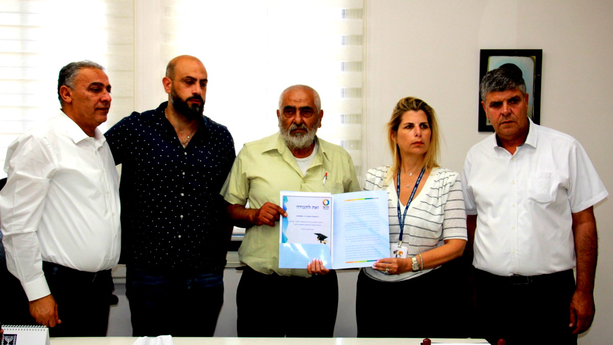 بلقاء مؤثر مع مديرة كلية التمريض بروفيسور ميراف بن نتان - عائلة المرحوم الشيخ محمود عبد الحكيم مصالحة تستلم شهادته الأكاديمية