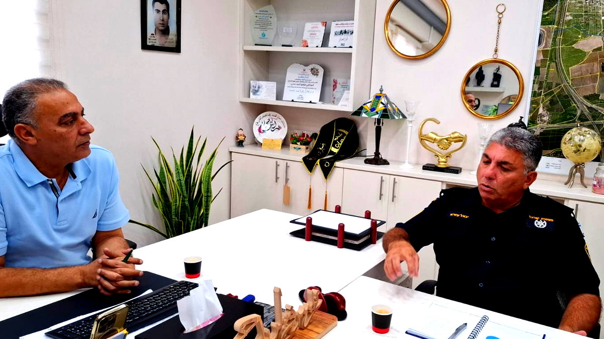 رئيس بلدية كفرقرع يلتقي بجلسة طارئة قائد وحدة سيف لمكافحة الجريمة بالمجتمع العربي