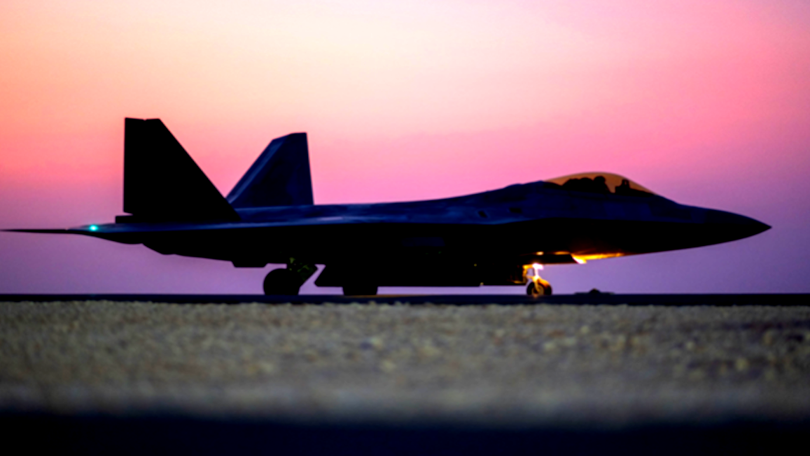 الجيش الأمريكي يعلن عن جاهزية إحدى مقاتلاته في مكان مجهول بالشرق الأوسط وسط تصاعد التوتر في المنطقة