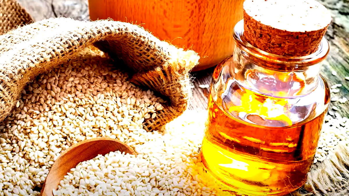 فوائد زيت السمسم الجمالية: كيف يعزز صحة البشرة والشعر