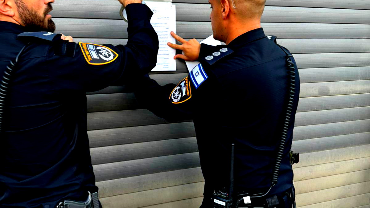 القدس: إغلاق محل لبيع لمواد الغذائية 30 يومًا بعد ضبط عاملة من سكان غزة (28 عامًا) تقيم في البلاد بشكل غير قانوني