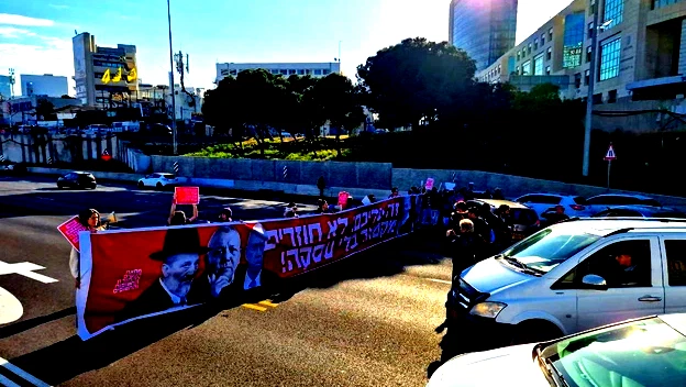 أصحاب محال تجارية ودور سينما يعلنون إغلاق أبوابهم استجابة لإعلان إضراب شامل في البلاد