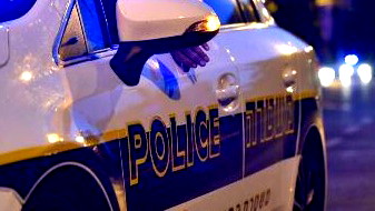 القبض على 3 مشتبهين بإطلاق النار على يد أفراد الشرطة