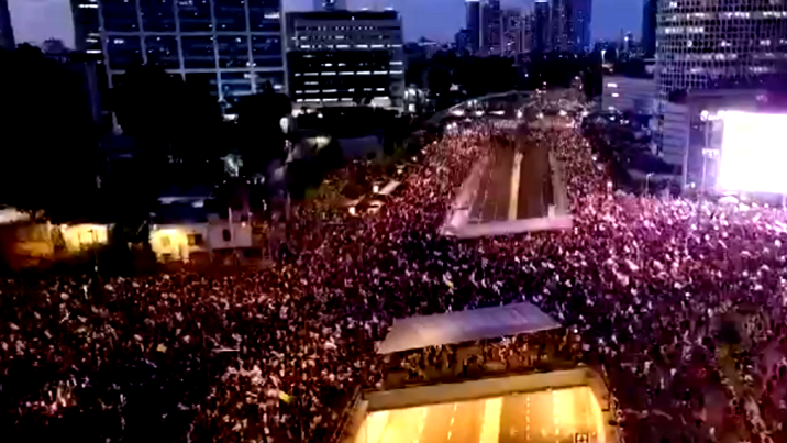 عشرات الآلاف يتظاهرون في تل أبيب والقدس للمطالبة بصفقة تبادل لتحرير المختطفين في غزة