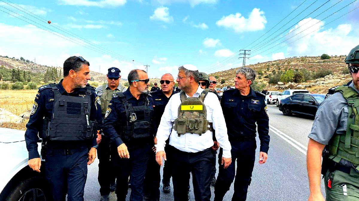 بن غفير من مكان العملية قرب الخليل: "أعتقد أن هذه إشارة لمن يعتقد أن إطلاق سراح "الإرهابيين" فكرة جيدة"