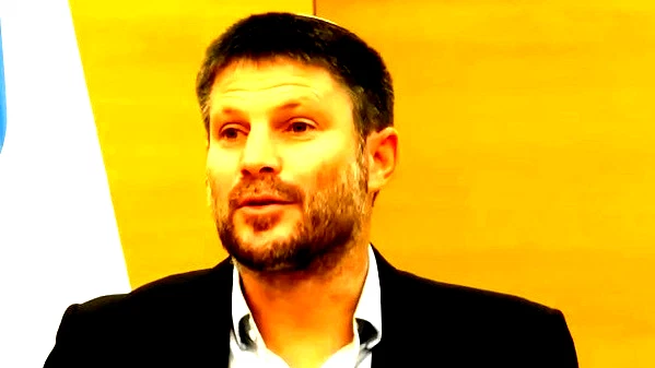 سموتريتش يهاجم غالانت بعد دعوته للانسحاب من معبر فيلادلفيا.. "لن يسمح مجلس الوزراء بصفقة استسلام "