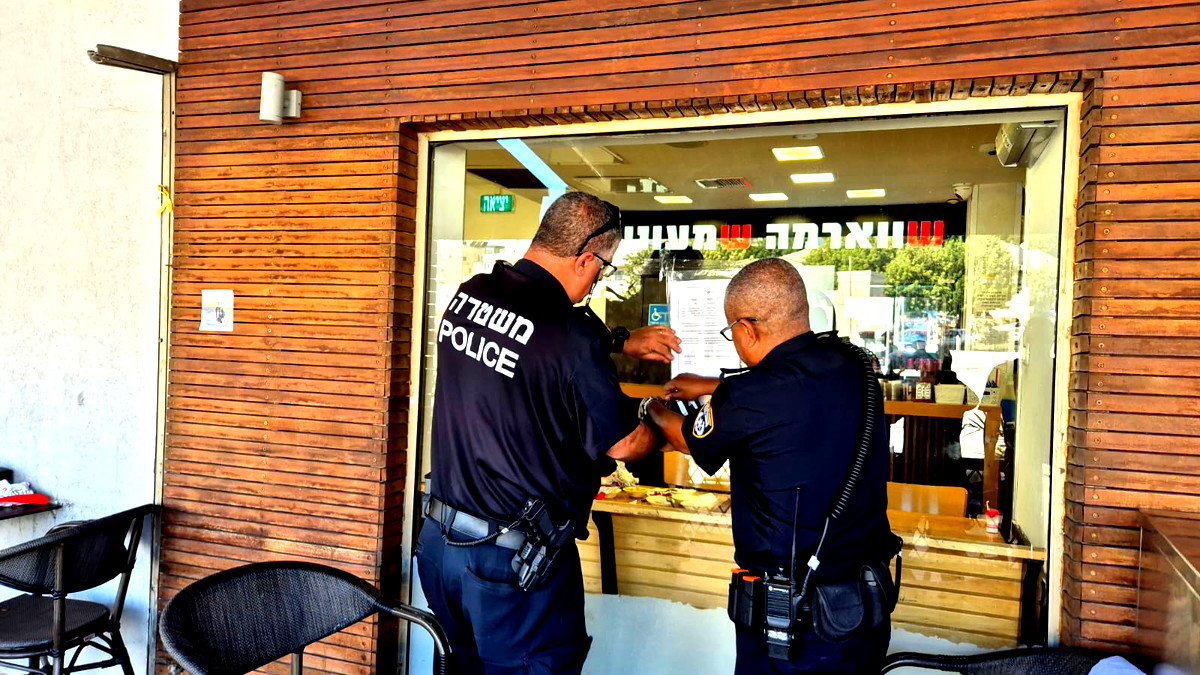 إغلاق محل بيع مواد غذائية لمدة 30 يومًا في الغديرا بتهمة تشغيل عمال غير قانونيين في المكان