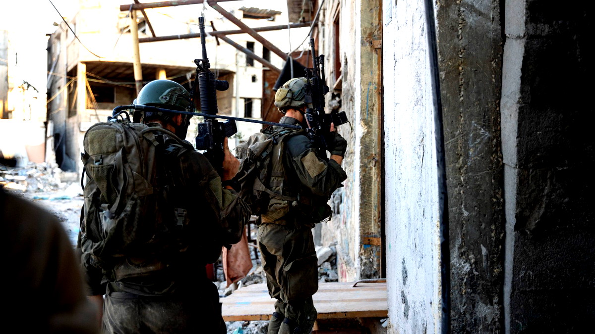 الجيش الإسرائيلي يغير على مواقع لحزب الله جنوب لبنان... والحزب يرد