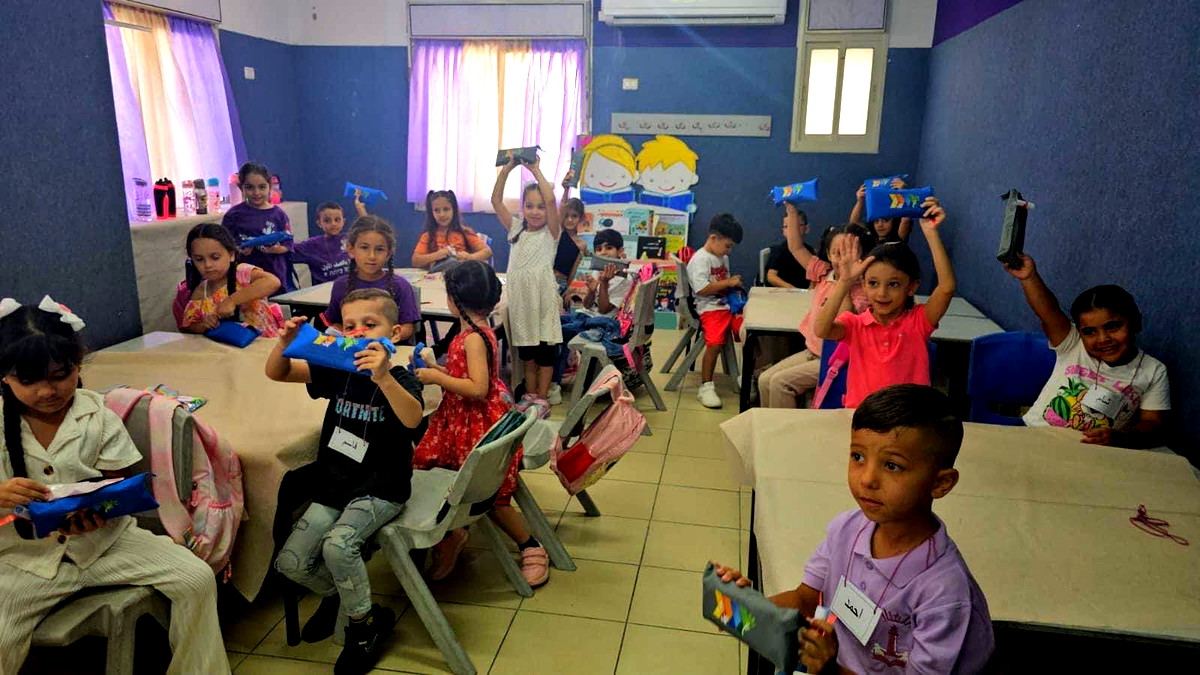 المركز الجماهيري بيت حنينا يوزع ـمقلمات مدرسية على طلاب الصف الأول في عدد من المدارس الابتدائية