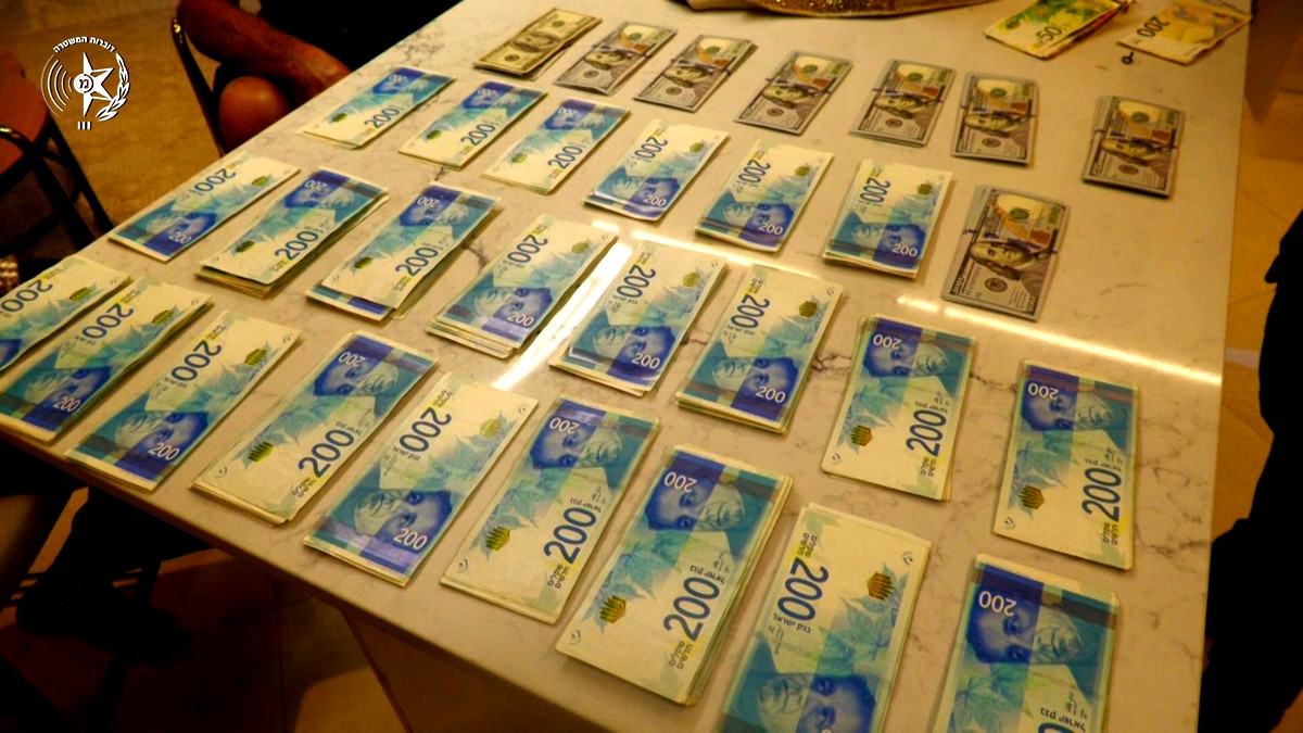 حاول إخفاء الحقيبة! اعتقال أحد سكان بلدات الشّمال عقب ضبط بحوزته مبلغ مالي يقدّر بربع مليون شاقل