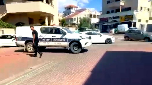 فيديو- الاشتباه بوجود عبوة ناسفة في سيارة بالطيبة