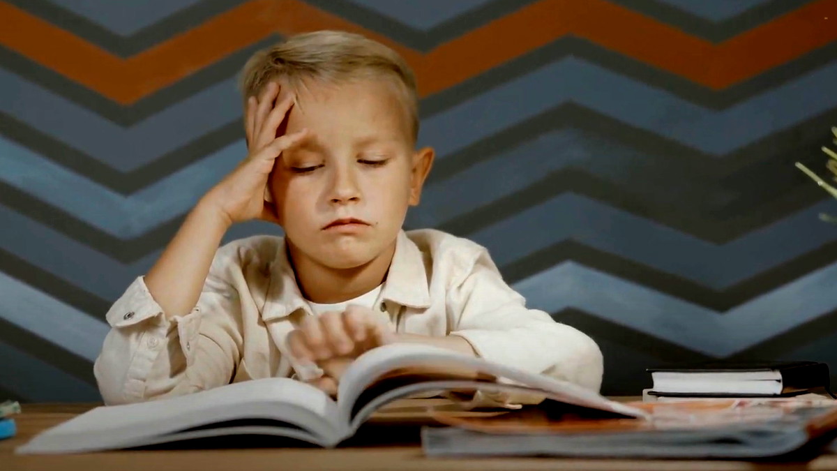 مع بداية السنة الدراسية الجديدة: نصائح للتعامل مع الطفل العنيد الذي يرفض الدراسة