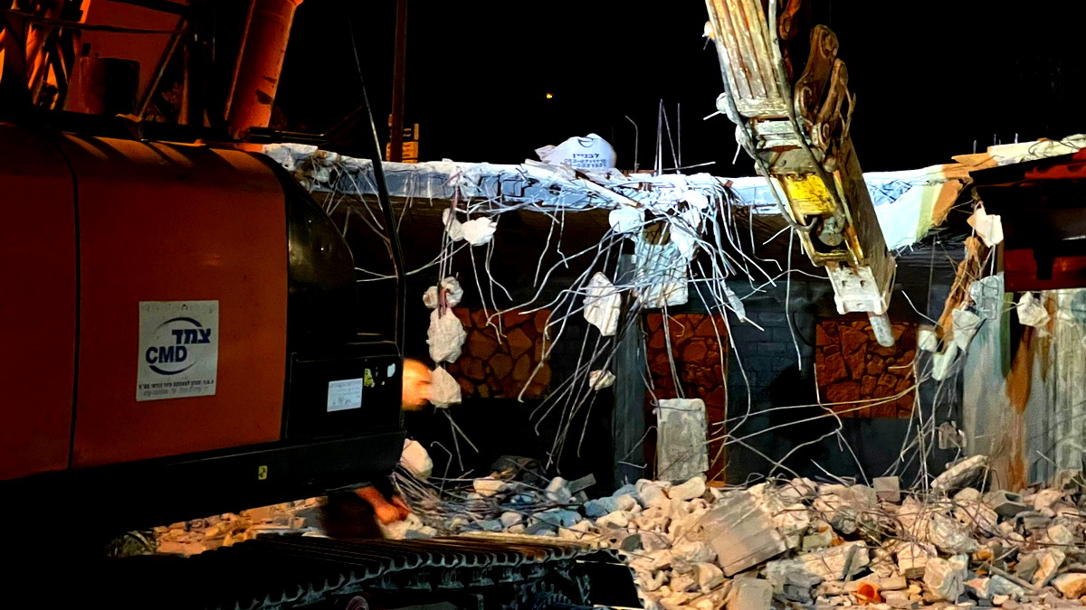 إبراهيم حلف من عرب الحلف يُجبر على هدم منزله ذاتياً