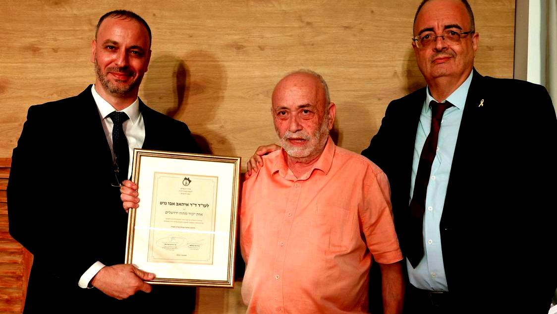 في حفل حاشد- نقابة المحامين تمنح وسام "عزيز مهنة المحاماة" للمحامي د. إيهاب أبو غوش 