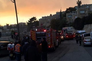 القدس: اندلاع حريق في حي جبل المكبر واخلاء منازل