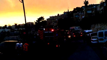 القدس: اندلاع حريق في حي جبل المكبر واخلاء منازل