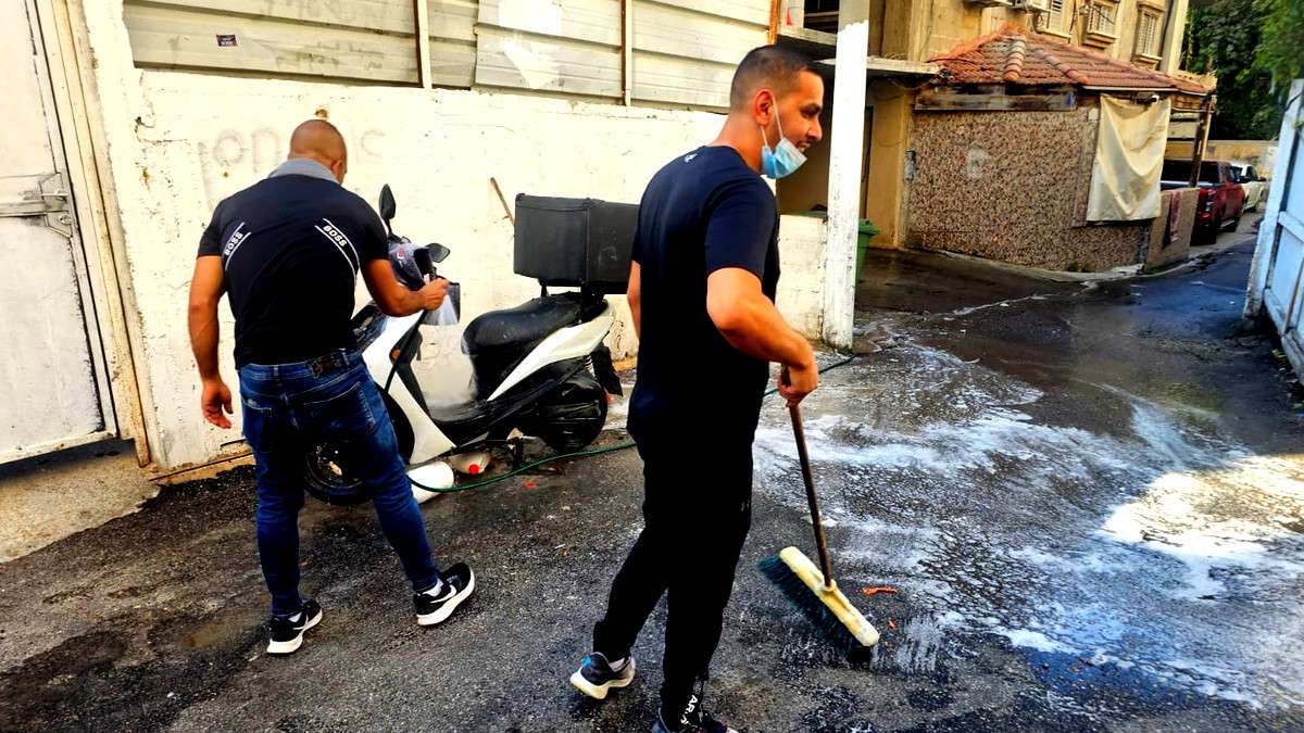 الناصرة: مبادرة من شباب حي البشارة لتنظيف النفايات المتراكمة منذ اكثر من شهر