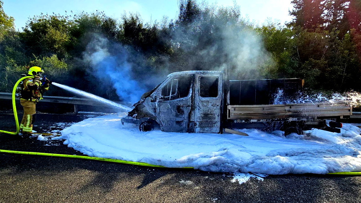 بيت شيمش: حريق في شاحنة محمله بالأخشاب... وسلطة الإطفاء والإنقاذ تسيطر عليه