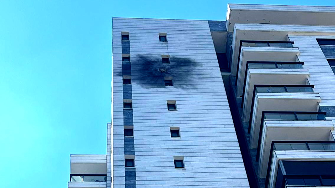 نهاريا: سقوط صواريخ بشكلٍ مباشر على مبنى مكوّن من طوابق عدّة في المدينة... لم تُسجل إصابات