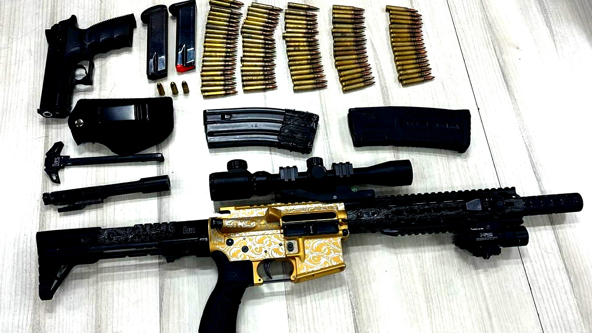 القدس: اعتقال أب ونجله (48، 21 عامًا) من مخيّم شعفاط بشبهة حيازة كمية كبيرة من السّلاح والذّخيرة