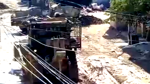  الآليات الإسرائيلية تشرع بتدمير واسع للبنى التحتية والشّوارع في طولكرم.... اقتحامات واشتباكات مسلحة في المكان