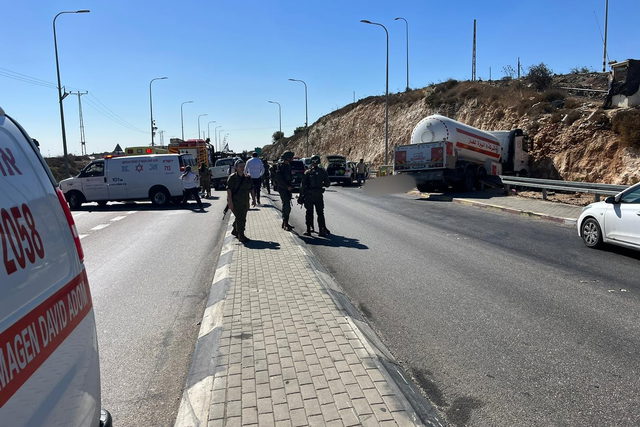 الجيش الإسرائيلي: مقتل جندي واصابة اخر في عملية الدهس قرب رام الله... تمّ تحييد المنفذ في المكان