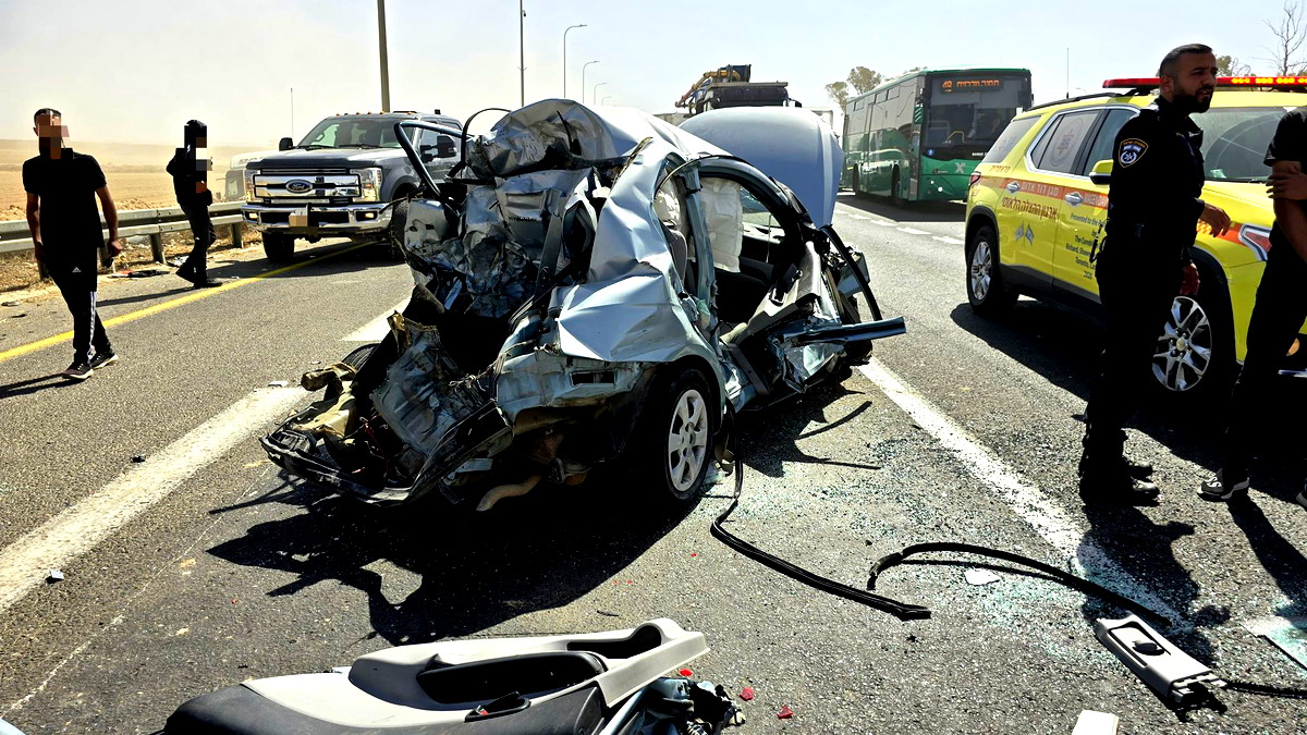 النقب: اصابة 7 اشخاص بجراح متفاوتة اثر حادث طرق وقع بين شاحنة و4 مركبات