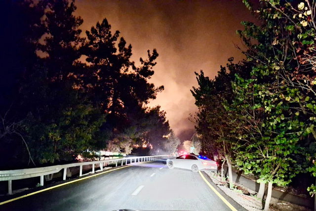 حريق كبير في الجليل الأعلى جرّاء سقوط عشرات الصواريخ الليلة الماضية من جنوب لبنان... سلطة الإطفاء والإنقاذ تحاول السيطرة عليه