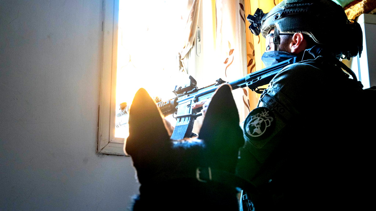 الجيش الإسرائيلي: نفذنا غارة استهدفت مجموعة من المسلحين داخل مبنيين عسكريين في منطقة الفرقان بمدينة غزة