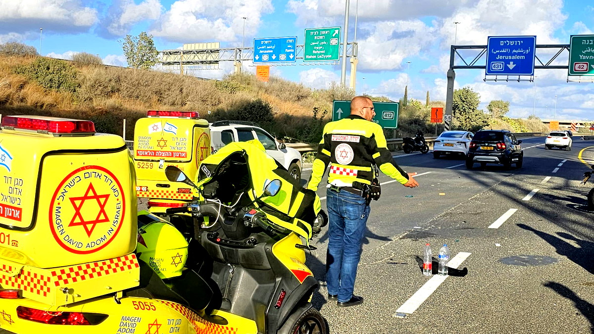 إصابة شاب (25 عامًا) بجراح خطيرة إثر إنزلاق دراجته النارية على شارع 412