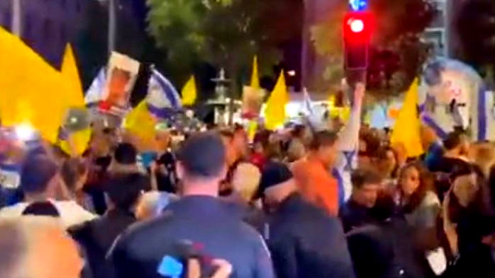 الالاف يتظاهرون في تل ابيب والقدس ضد الحكومة وللمطالبة بصفقة تبادل لتحرير المختطفين في غزة 