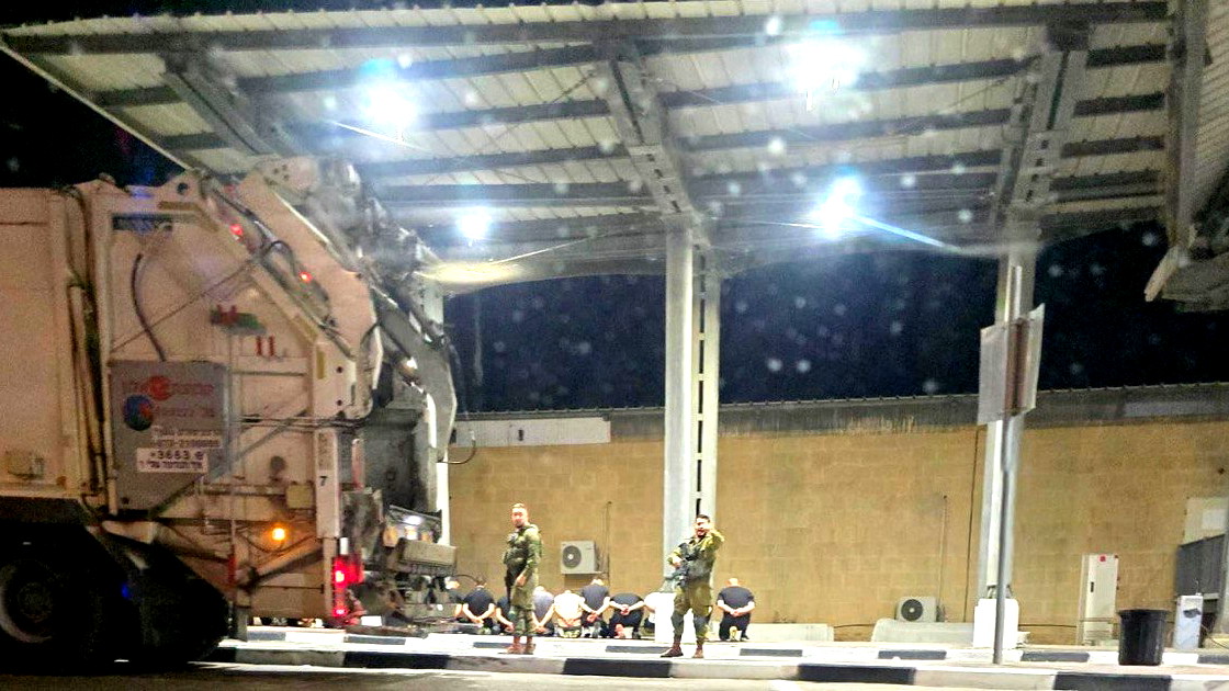 (فيديو) اعتقال 23 عاملا من الضفة بعد محاولاتهم الدخول الى اسرائيل بشاحنة نفايات