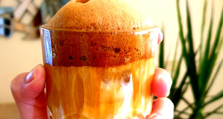 رغوة القهوة الكثيفة أو الـ دالجونا كوفي بمكوّنات سهلة وطعم غني ولذيذ 