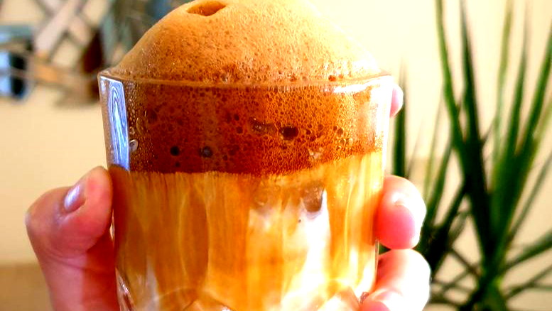 رغوة القهوة الكثيفة أو الـ دالجونا كوفي بمكوّنات سهلة وطعم غني ولذيذ