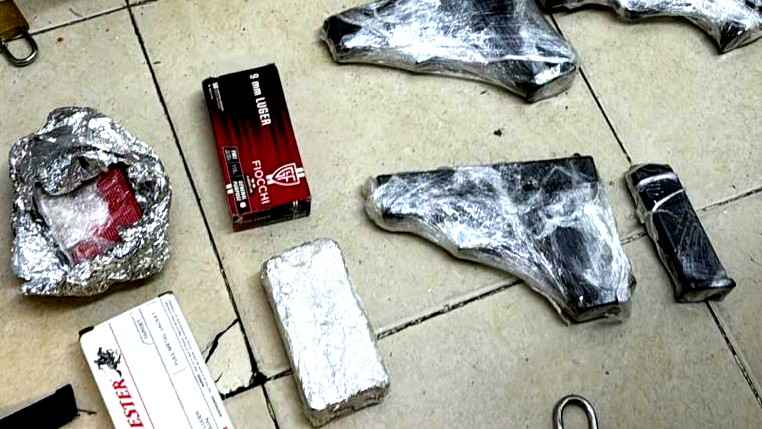 اللد: ضبط 3 مسدسات وذخيرة داخل صيدلية واعتقال صيدلي ومشتبهين اخرين