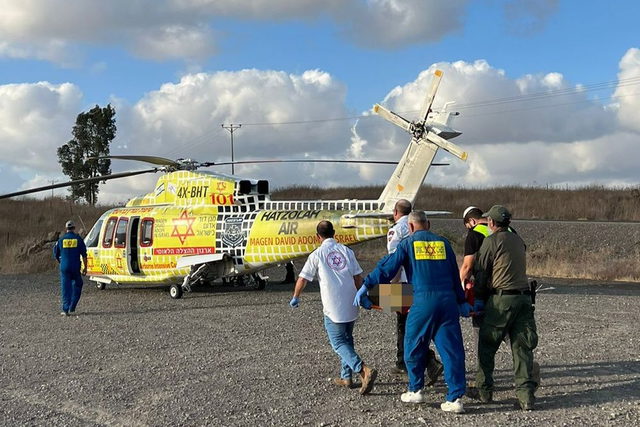اصابة شابين وشابة بجراح خطيرة اثر انقلاب سيارة على شارع 87 بالشمال