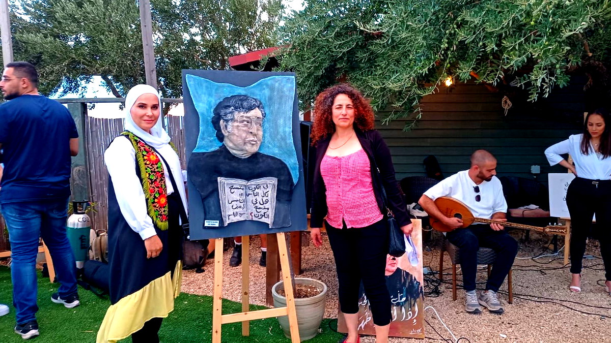 "مؤسسة تنوير ومؤسسة سميح القاسم: إحياء إرث الشاعر عبر معرض فني في الرامة"