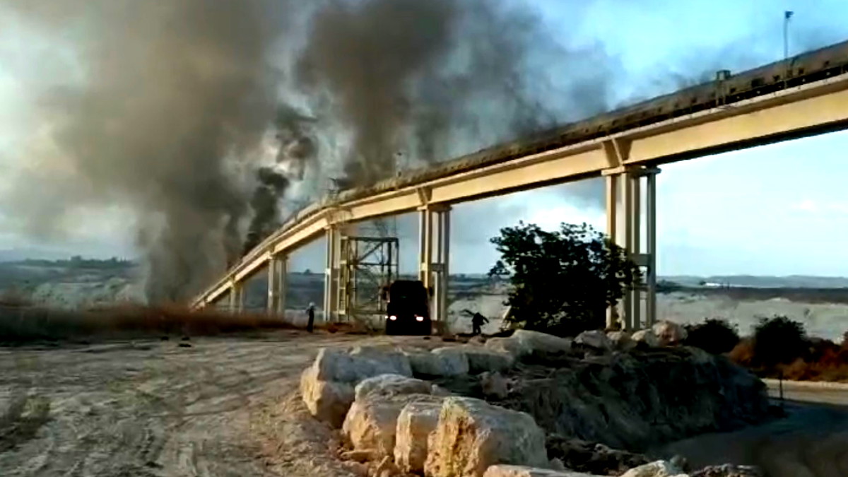 فيديو- اندلاع حريق في مصنع "نيشر" بالرملة