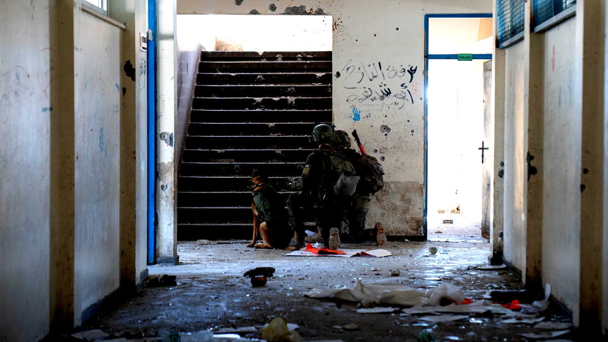 الجيش الإسرائيلي يغير على مستودعات أسلحة ومباني عسكرية لحزب الله في عدة مناطق جنوب لبنان