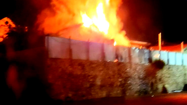 يركا: أضرار جسيمة عقب نشوب حريق بعدد من البيوت الخشبية- لم تُسجل إصابات