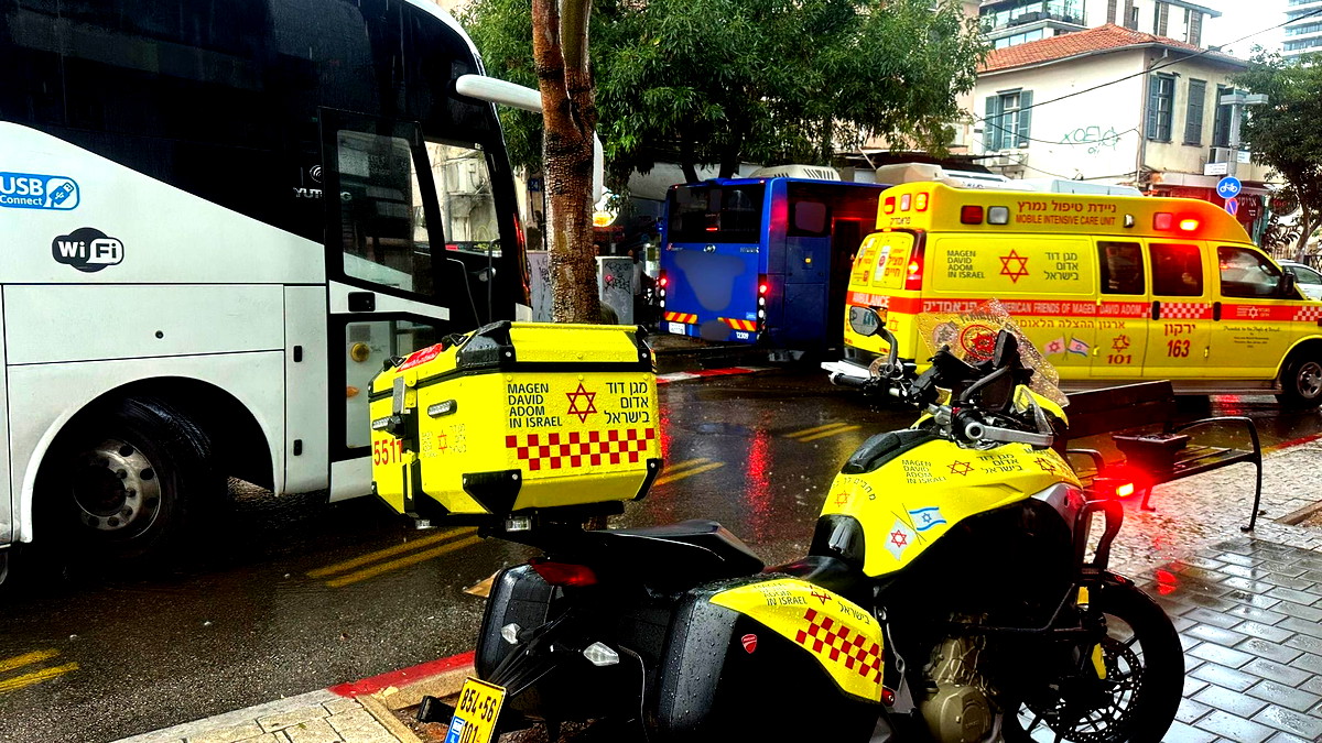 إصابة رجل (50 عامًا) بجراح متوسطة إثر حادث  سير بين دراجتين هوائيتين في شارع القدس بيافا